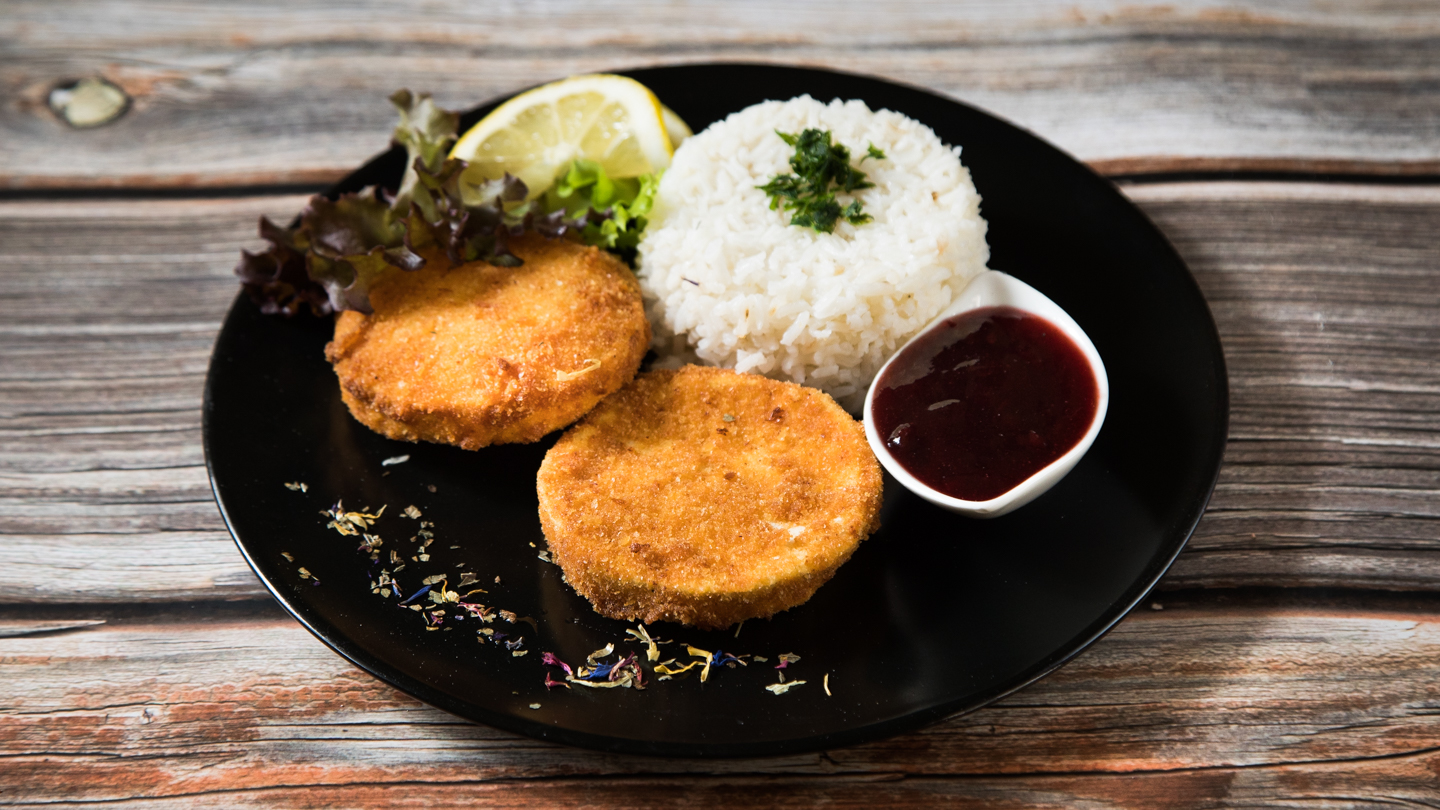 Rántott camembert sajt meggylekvárral ( köret nélkül )