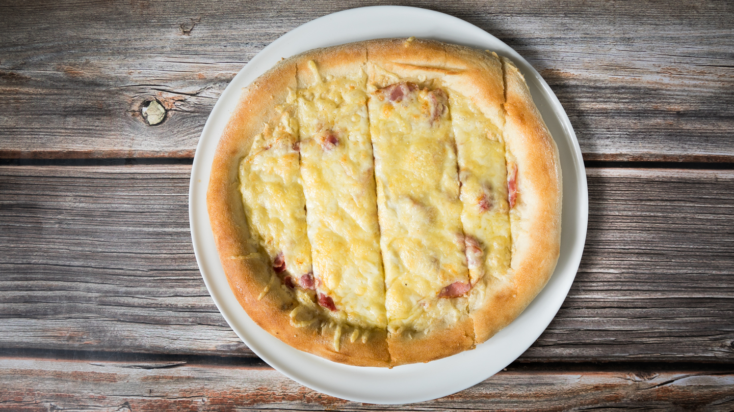 Sonkás-sajtos stangli